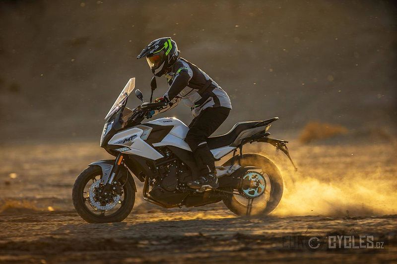 CFMOTO 700 MT Premium (2026) kufry SHAD, AKCE - fotka 10 z 12