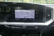 Infotainment dostal příplatkovou navigaci, přes kabel dokáže zrcadlit telefon.