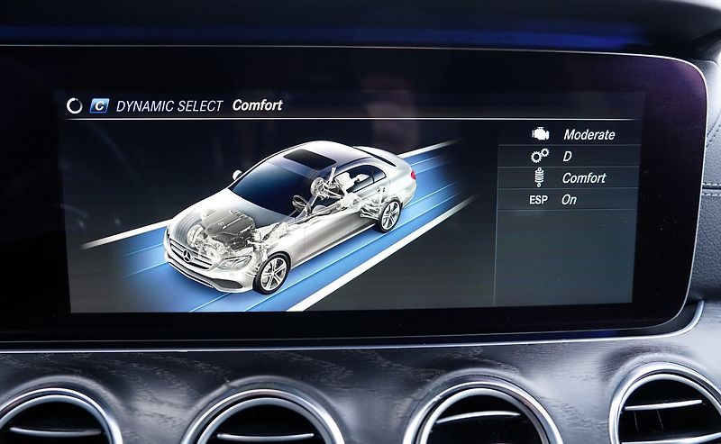 Mercedes-Benz Třídy E E 53 AMG 4Matic+/440PS - fotka 41 z 48