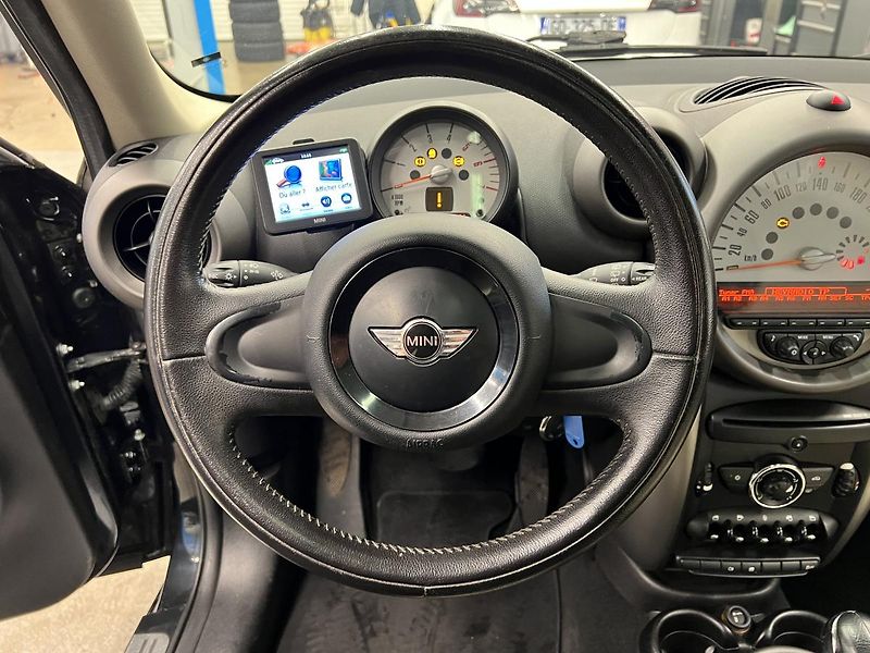 Mini Cooper Countryman 2.0D 82kW - fotka 10 z 16
