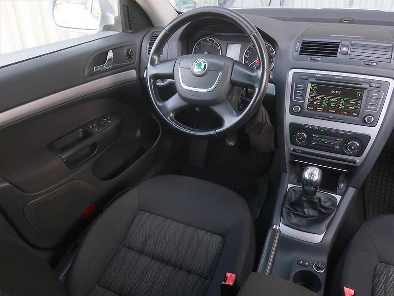Škoda Octavia (2010) Ambiente 1.2 TSI, Serv.kniha - fotka 7 z 16