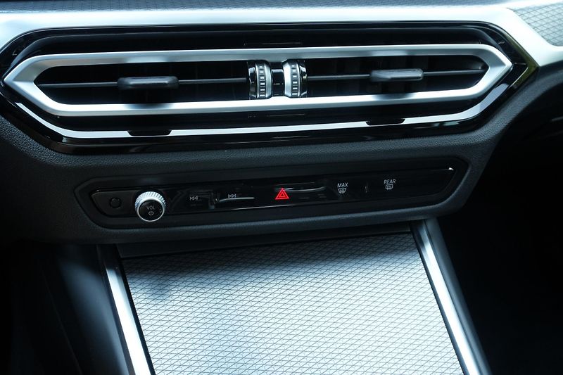 BMW Řada 3 330d xDrive, Tažné, Kamera - fotka 22 z 37