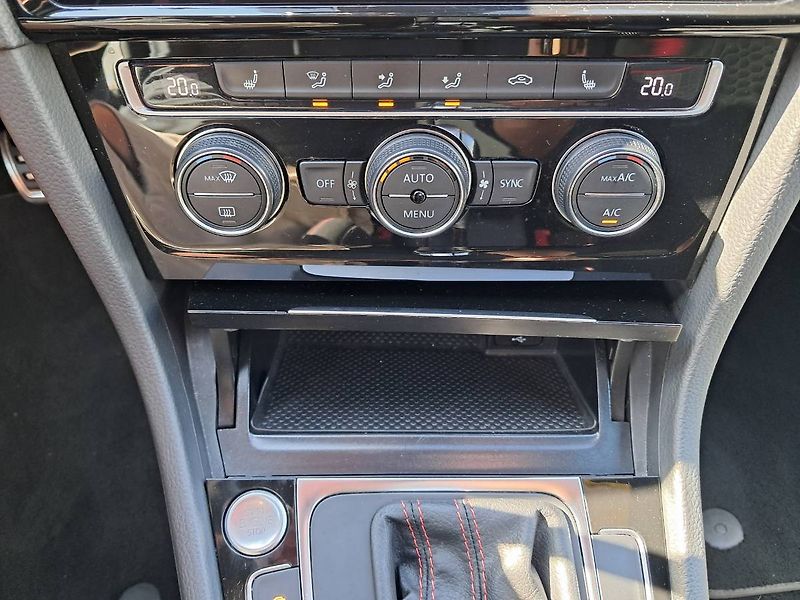 Volkswagen Golf (2018) GTI PERFORMANCE 2.0 TSI DSG7 - fotka 16 z 32