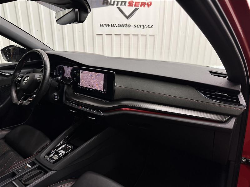 Škoda Octavia 2.0TDI 147kW DCC PANO RS PLUS - fotka 47 z 53
