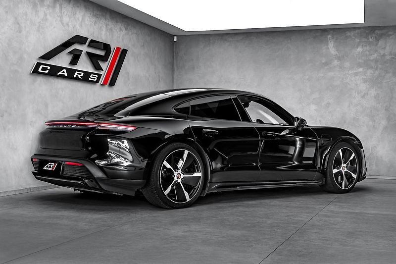 Porsche Taycan Turbo S Keramiky Pano 360 - fotka 5 z 28
