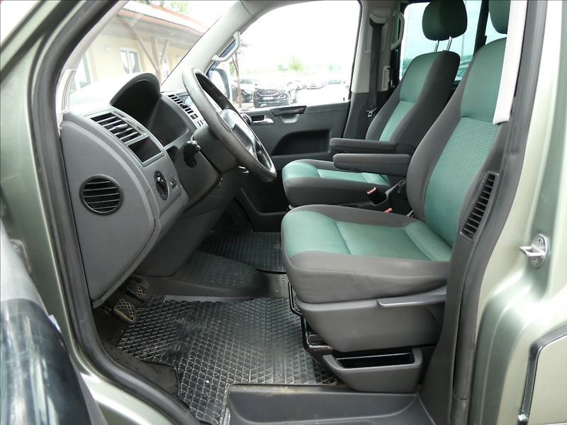 Volkswagen Caravelle 2,5 TDi 96kW LONG 8.míst,závěs - fotka 18 z 33