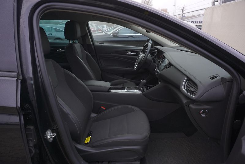 Opel Insignia 2,0T 260PS SPORTS TOURER 4X4 A - fotka 27 z 31