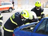 Hasiči se v rámci cvičení Rescue meeting zdokonalovali ve vyprošťování osob z auta, ale také jak uhasit elektromobil - především baterii.