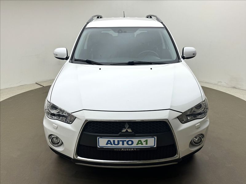 Mitsubishi Outlander 2,2 4WD AUTOMAT VÝHŘEV KAMERA - fotka 2 z 34