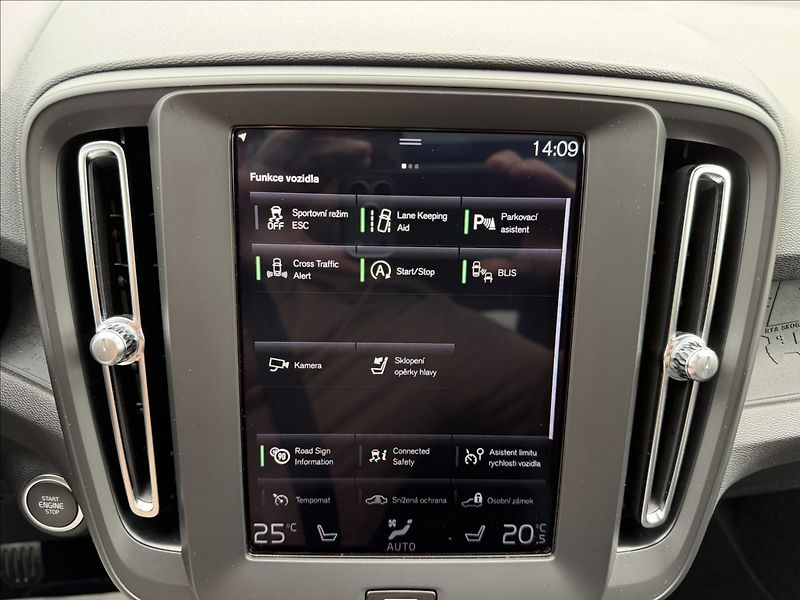 Volvo XC40 1.5 T3 Momentum/Panorama - fotka 14 z 29