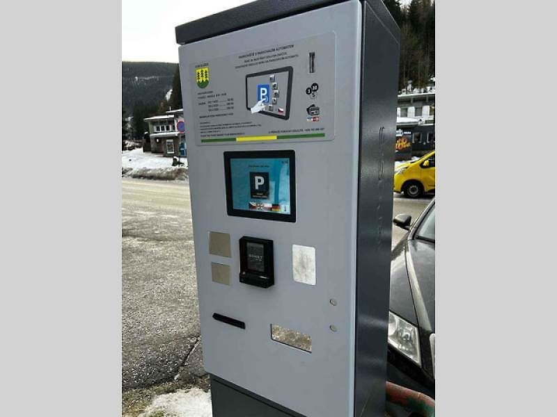 Parkovací automaty jako první u nás rozmístilo město Brno v roce 1994. Později je nahradily modernější přístroje.