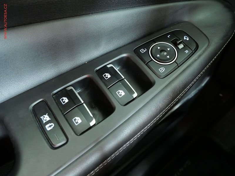 Hyundai Santa Fe (2019) 2.2 CRDi 4x4, 7míst, AT, LED - fotka 16 z 25