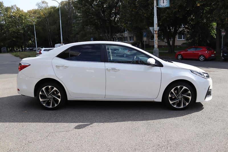 Toyota Corolla (2018) Toyota Corolla Sedan 1.6 - fotka 11 z 60