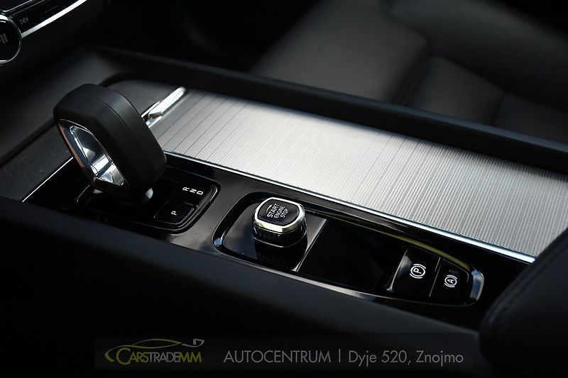 Volvo XC60 2.0T8 R-Desing RECHARGE - fotka 35 z 54