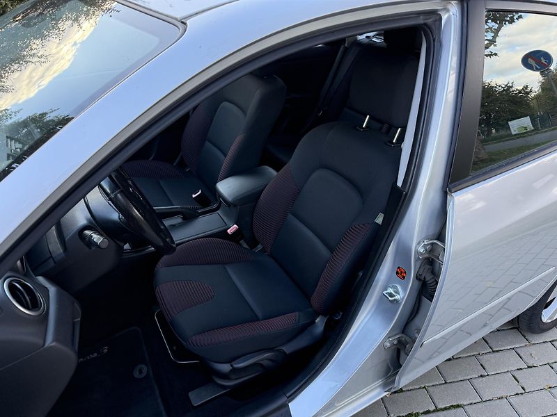 Mazda 3 2.0 Sport - fotka 19 z 32