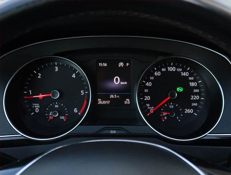 Volkswagen Passat (2018) 2.0 TDI, 4X4, Automat, Kůže - fotka 11 z 19