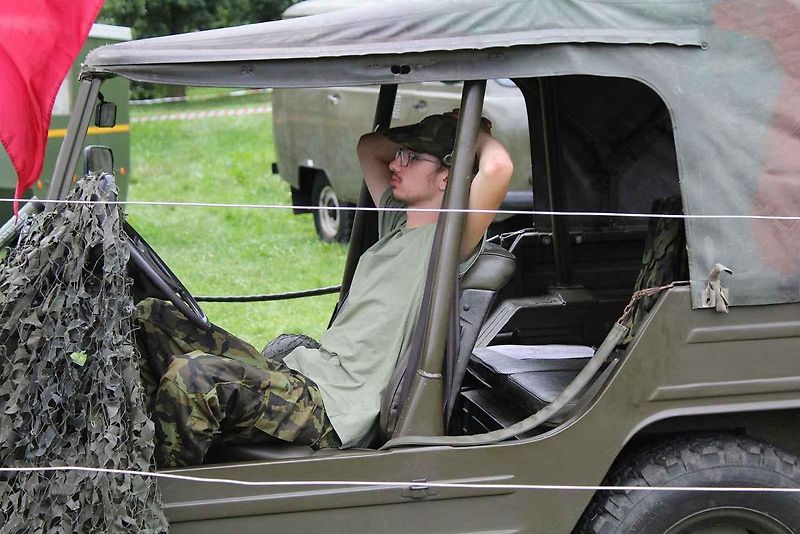 Majitel Tatry 128 František Zimmermann za volantem. Jeho vůz byl středem pozornosti vojenského kempu v Oseku u Duchcova.