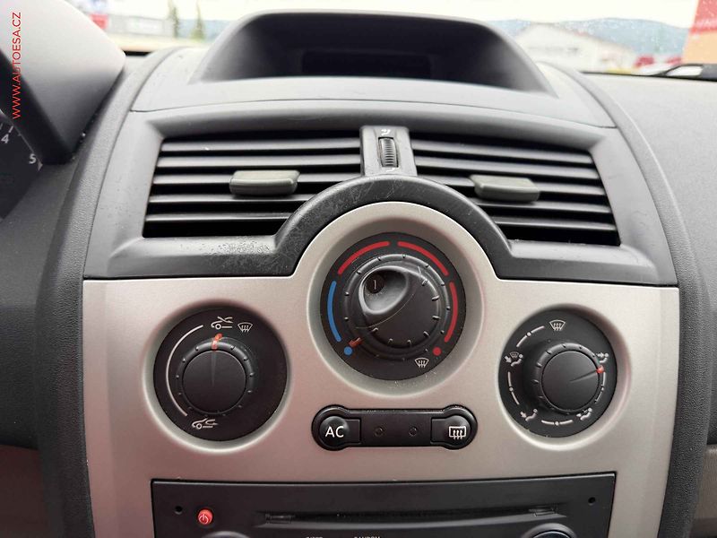Renault Mégane (2004) 1.4i - fotka 13 z 17