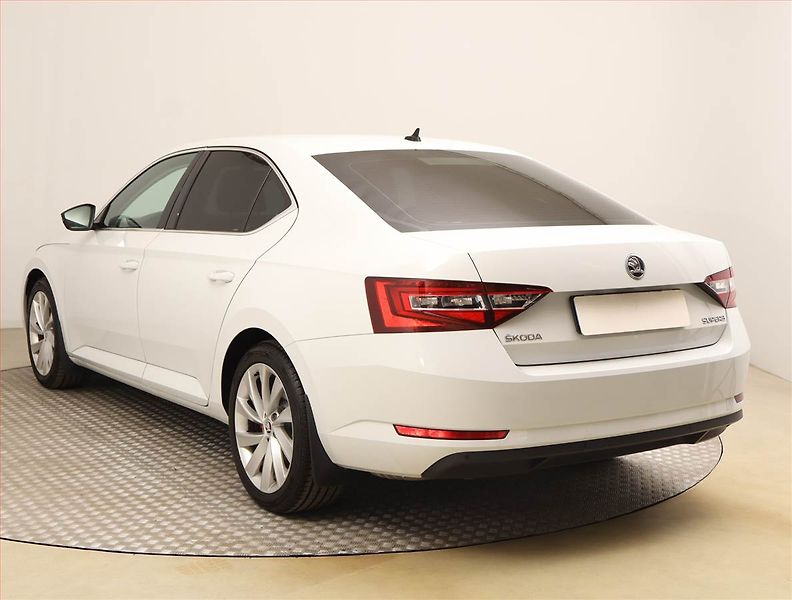 Škoda Superb (2015) Style 1.8 TSI, Bi-Xenony - fotka 4 z 21