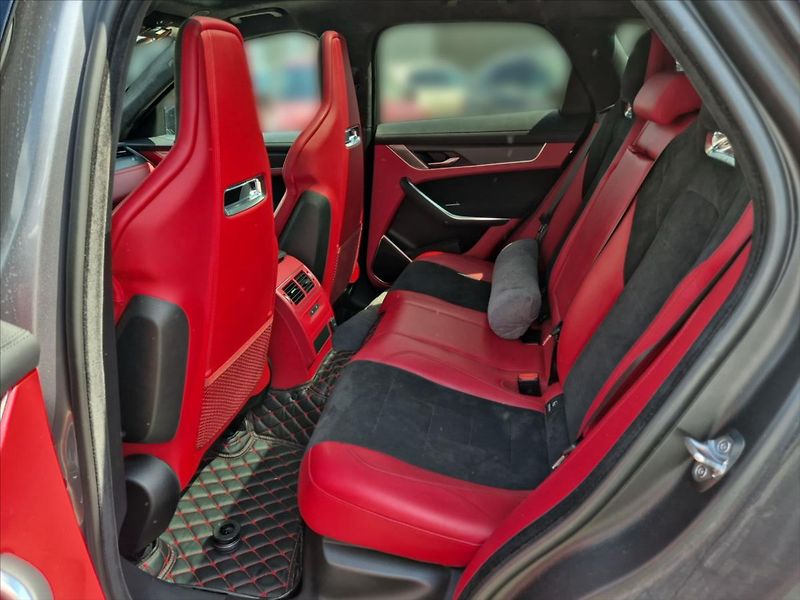 Jaguar F-Pace 5,0 V8 AWD SVR 405 kW - fotka 11 z 20