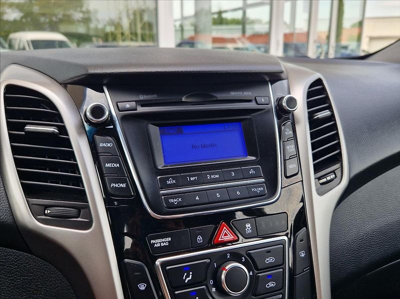 Hyundai i30 1,6 i 1.MAJITEL POUZ AUTORIZAK - fotka 26 z 32