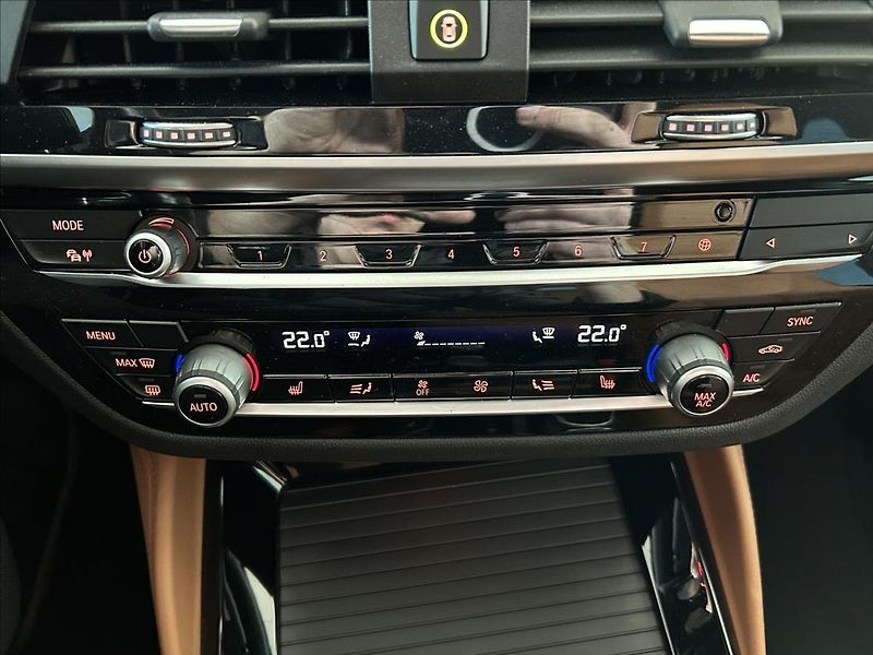 BMW X4 2,0   xDrive,ČR,M-PAKET,SERVIS - fotka 27 z 38