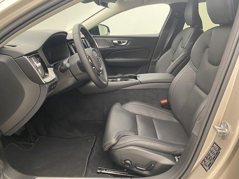 Volvo V60 T6 AWD RECHARGE DARK PLUS CZ - fotka 2 z 49