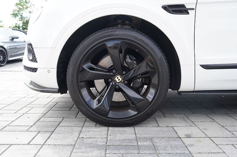 Bentley Bentayga 4.0i V8, Mulliner, ČR, DPH - fotka 13 z 51
