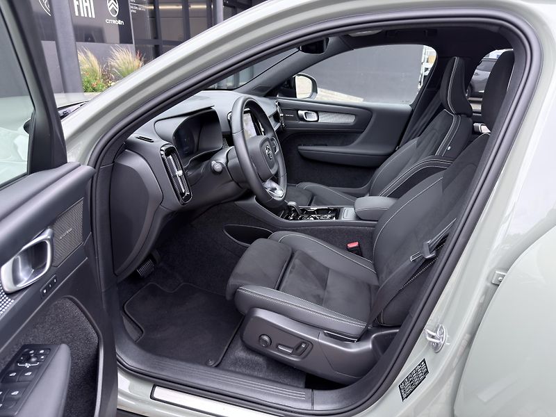 Volvo XC40 B4 FWD // ULTRA // REZERVACE - fotka 11 z 47
