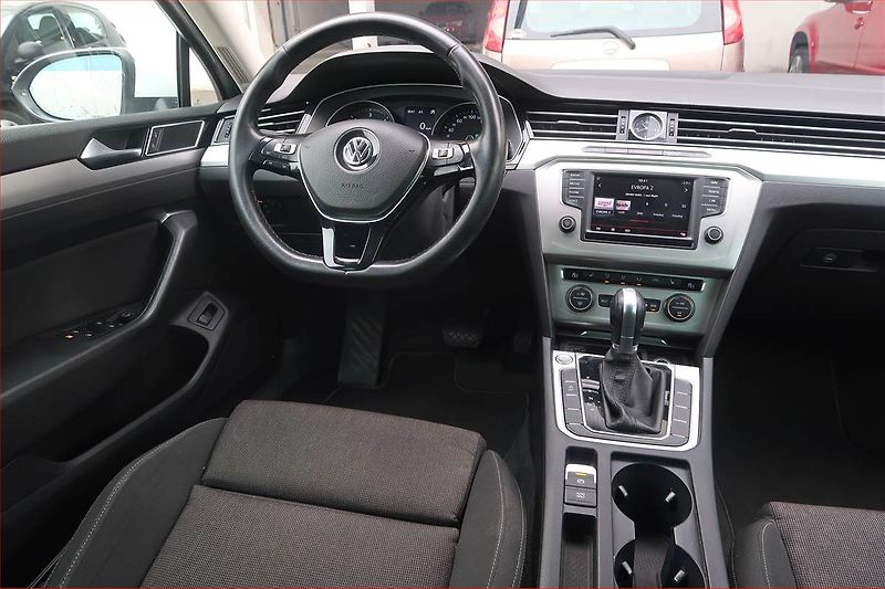 Volkswagen Passat (2016) 2.0 TDI, Automat, Navi - fotka 7 z 17