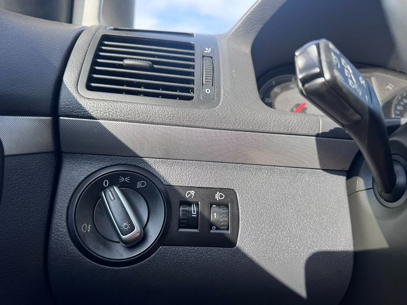 Volkswagen Touran (2005) 1,6 MPI 75 KW SPOJKA STK - fotka 29 z 48