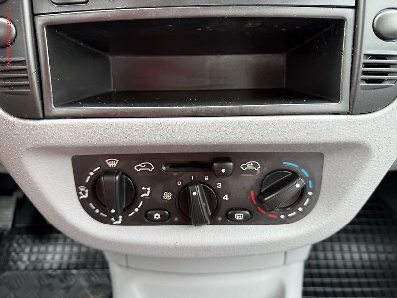 Citroën C3 (2003) 1.4i, Klima - fotka 13 z 15