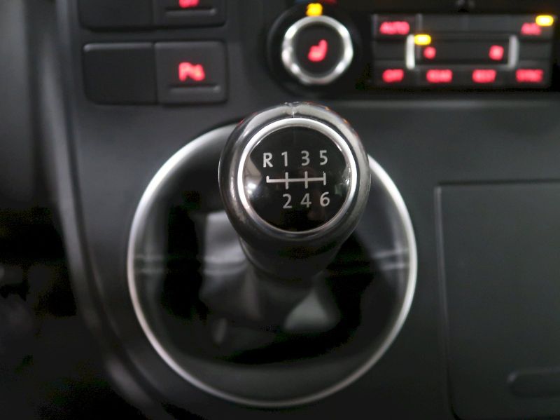 Volkswagen Multivan (2013) LIFE 2.0TDI 132KW 7MÍST - fotka 25 z 30