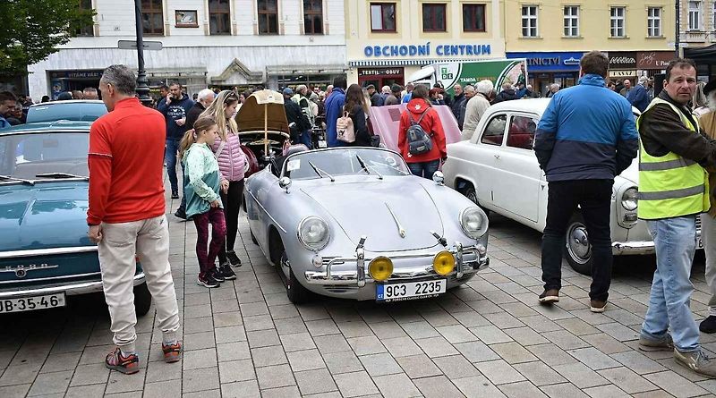 Tradiční sraz autoveteránistů na náměstí T. G. Masaryka v Prostějově. 18. května 2025