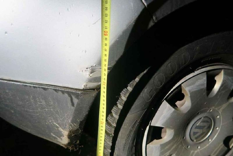 Během pronásledování řidič poškodil ukradené auto.