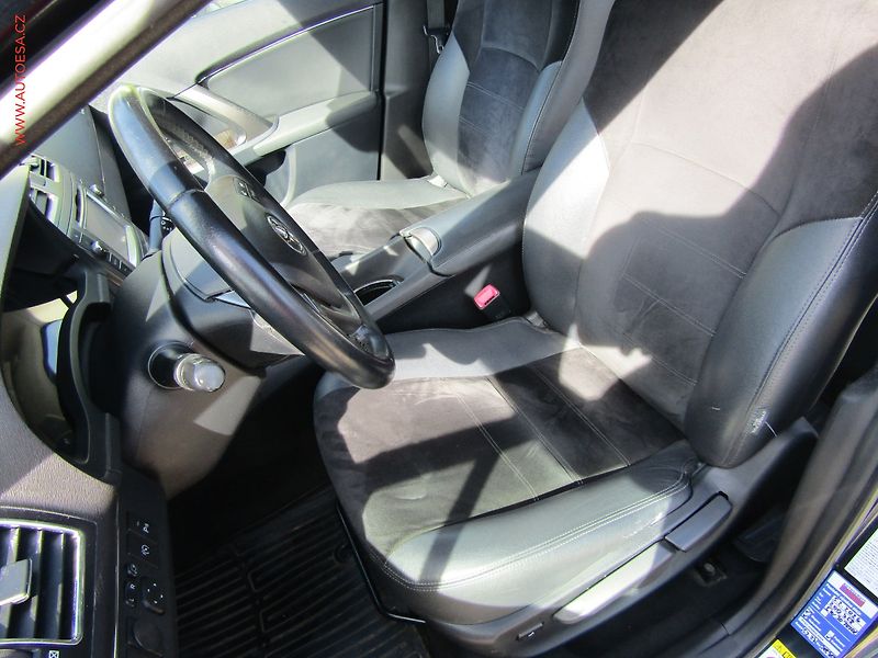 Toyota Avensis (2013) 2.2 D-4D, ČR, AC, navi - fotka 9 z 16