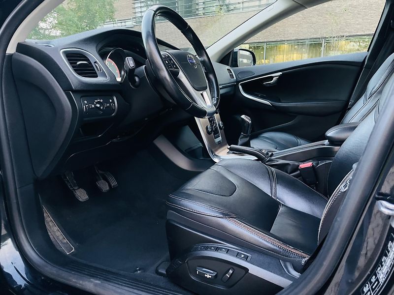 Volvo V40 2.0D3 MANUÁL CROSS SERVISKA  - fotka 27 z 43