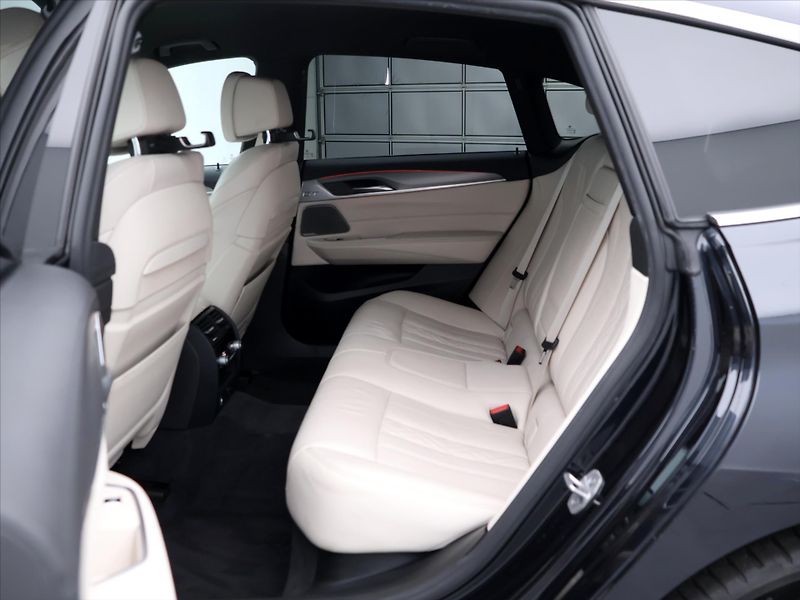 BMW Řada 6 3,0 250kW 640i xD GT CZ DPH - fotka 14 z 46