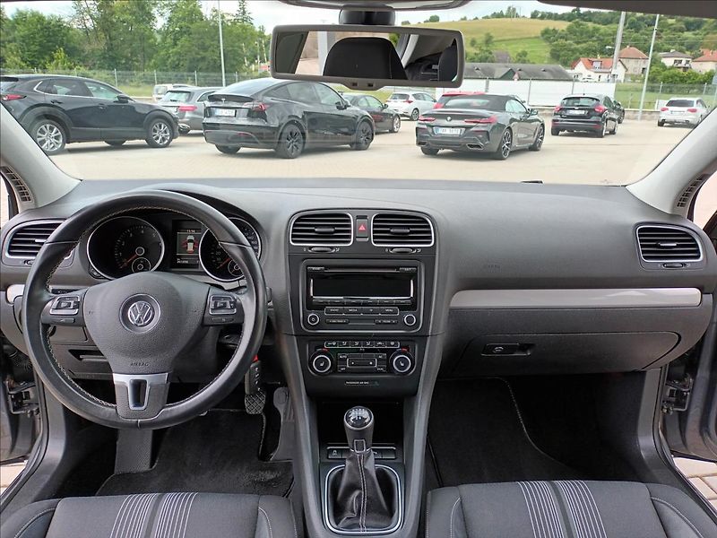 Volkswagen Golf 1,2 TSI,SERVIS,VÝHŘEV,PARKING - fotka 11 z 44
