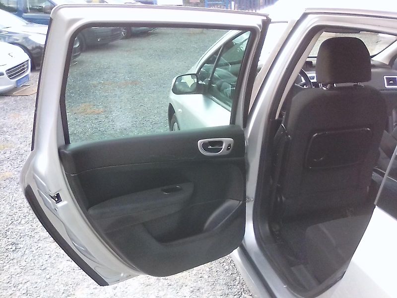 Peugeot 307 (2007) 2.0i 16V  SW , závěs - fotka 28 z 33