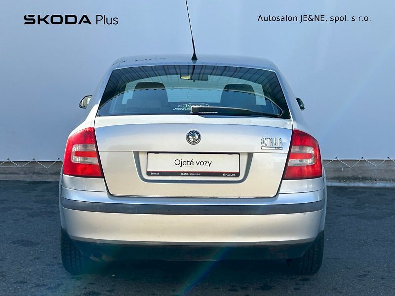 Škoda Octavia (2006) Ambiente 1.6 FSI 85 kW - fotka 9 z 23
