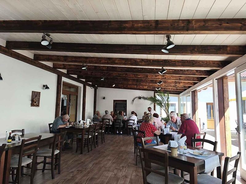 Ochutnali jsme pečenou krkovičku s opečeným bramborem za 125 korun.