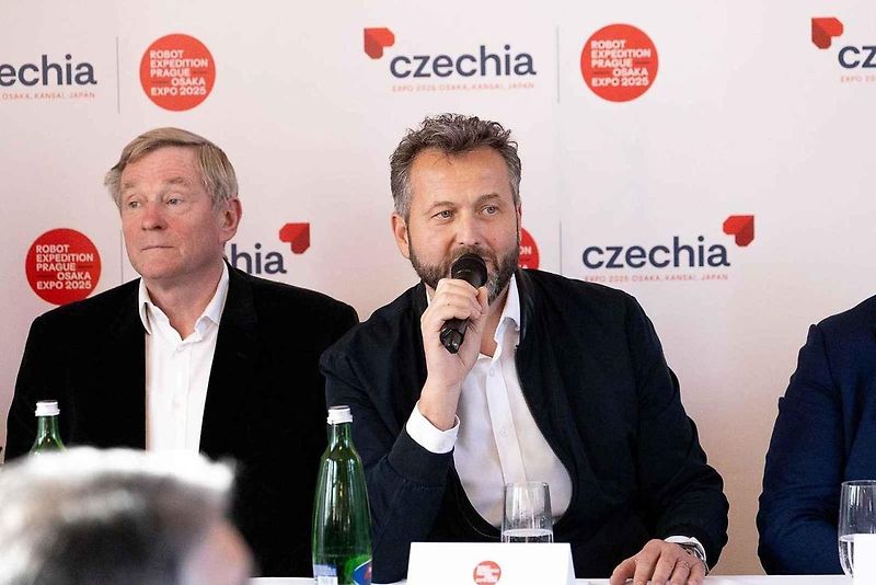 Šest českých automobilových veteránů pojede na světovou výstavu EXPO 2025. Na snímku je Josef Zajíček, vedoucí expedice Robot 2025 a Zdeněk Thoma, vedoucí expedice Sakura 1970.