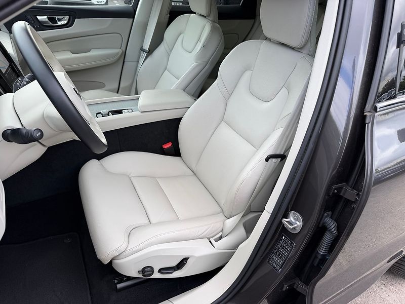Volvo XC60 B5 AWD PLUS, LIGHT PAKET, ACC - fotka 11 z 24
