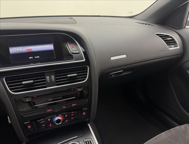 Audi A5 2,0 140kW S-LINE 4X4 VÝHŘEV TZ - fotka 18 z 50