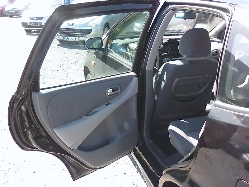 Nissan Almera Tino (2005) 1.8i 16V, kola navíc, závěs - fotka 29 z 32