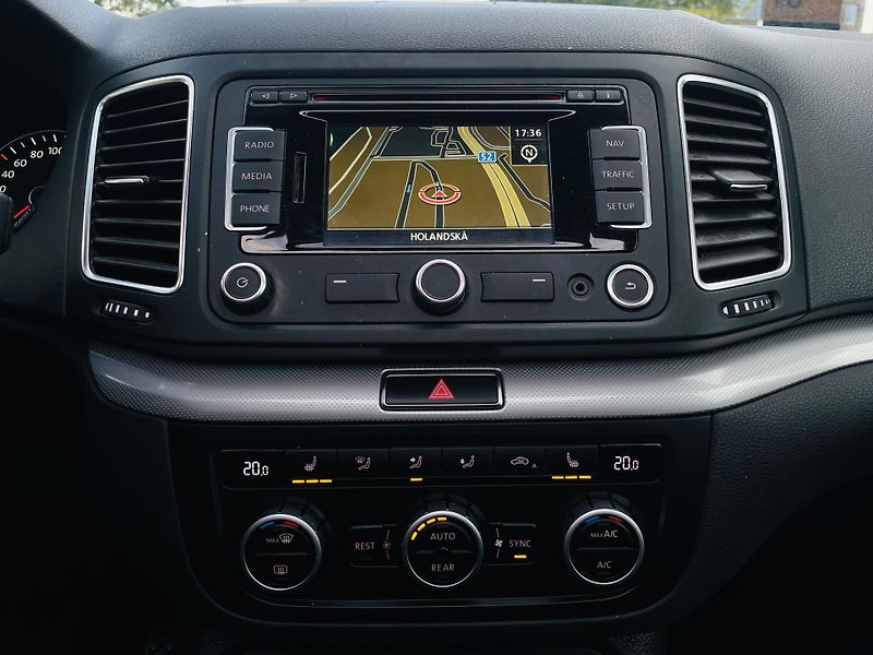 Volkswagen Sharan 2.0TDI MANUÁL 1.MAJITEL VÝHŘEV - fotka 32 z 42