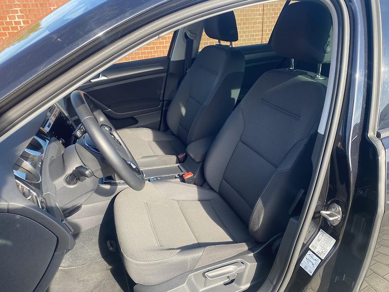 Volkswagen Golf 1.6TDi,PLNÁ VÝB.SUPER STAV!! - fotka 20 z 48