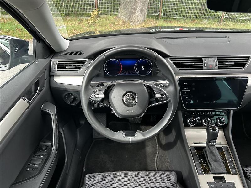 Škoda Superb 2,0 TDi DPH  360° Travel Asist - fotka 17 z 50