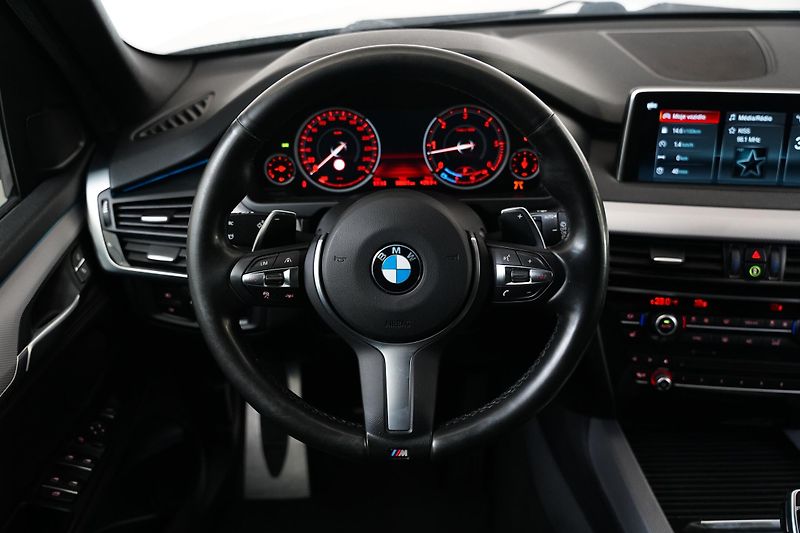 BMW X5 - fotka 17 z 26